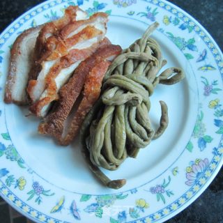 酸豆角炒酥皮肉的做法步骤：1