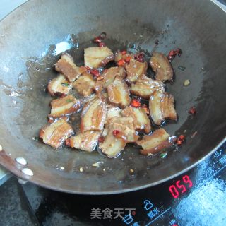 酸豆角炒酥皮肉的做法步骤：5