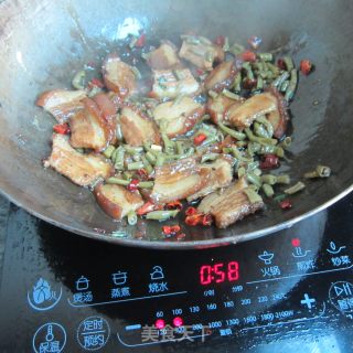 酸豆角炒酥皮肉的做法步骤：6