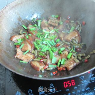 酸豆角炒酥皮肉的做法步骤：7
