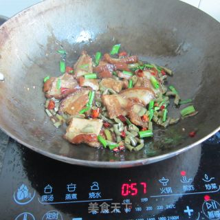 酸豆角炒酥皮肉的做法步骤：8