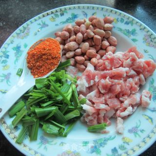 蒜叶花生米炒肉丁的做法步骤：1