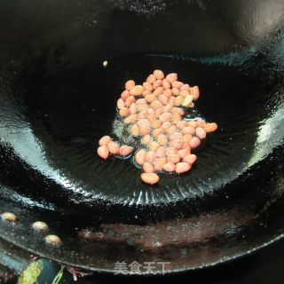 蒜叶花生米炒肉丁的做法步骤：2