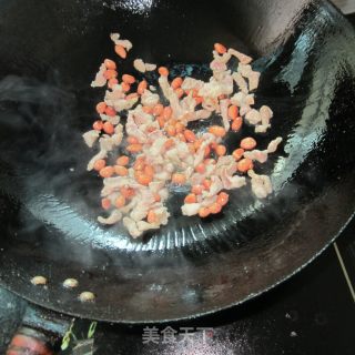 蒜叶花生米炒肉丁的做法步骤：3