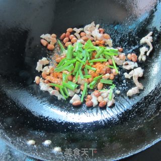 蒜叶花生米炒肉丁的做法步骤：5