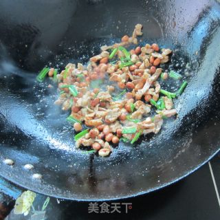 蒜叶花生米炒肉丁的做法步骤：6