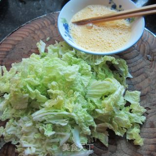 娃娃菜煎蛋的做法步骤：2