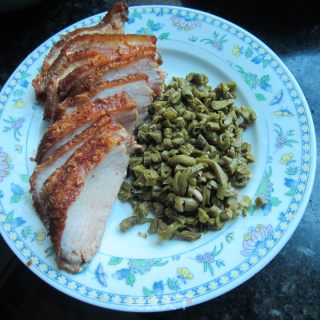 酸豆角蒸皱皮肉的做法步骤：2