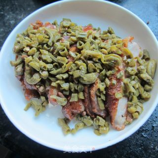 酸豆角蒸皱皮肉的做法步骤：4