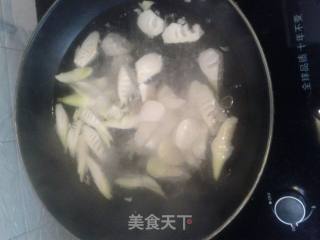 春笋芋艿鲈鱼汤的做法步骤：3