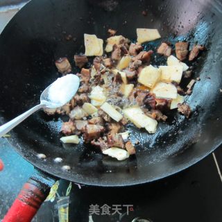 白薯炒腊鸡的做法步骤：5