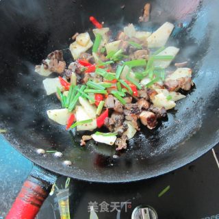 白薯炒腊鸡的做法步骤：8