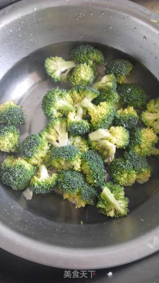 蒜蓉西兰花的做法步骤：2