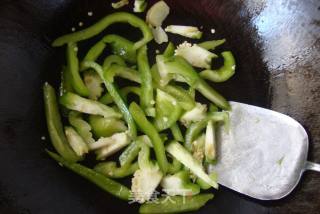 青椒干虾仁的做法步骤：3