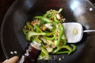 青椒干虾仁的做法步骤：5
