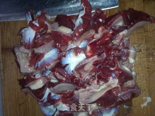 菠萝鸡胗的做法步骤：1