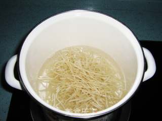 素三鲜水饺－－－春天的韭菜那是一个香的做法步骤：2