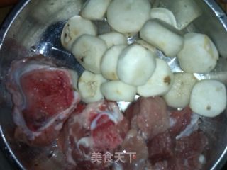 龙骨玉米汤的做法步骤：1