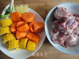 胡萝卜玉米骨头汤的做法步骤：1
