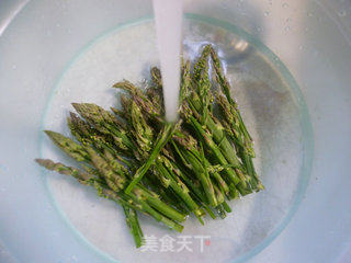 芦笋尖炒荷叶蛋的做法步骤：2