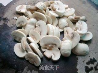 腊肉炒口蘑的做法步骤：1