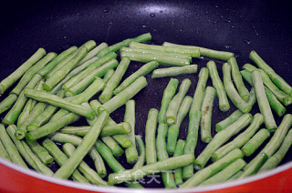 薯香干煸豇豆的做法步骤：2