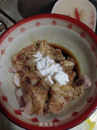 排骨粉丝蒸芋头的做法步骤：1