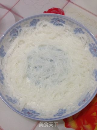 排骨粉丝蒸芋头的做法步骤：4