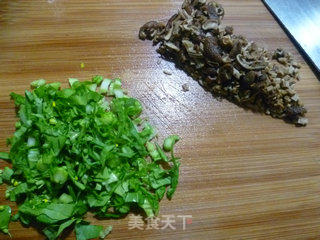 菜心茶树菇鸡蛋饼的做法步骤：2