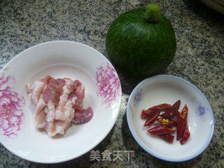 五花肉炒嫩南瓜的做法步骤：1