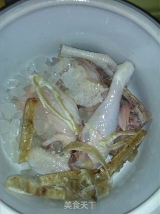 鱼胶炖鸡的做法步骤：2
