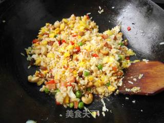 菠萝炒饭的做法步骤：9