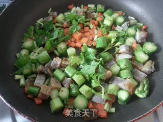 芦笋咸鱼炒饭的做法步骤：3