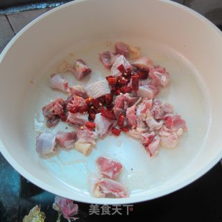 芹菜香芋炒鸡腿肉的做法步骤：2