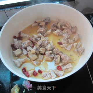 芹菜香芋炒鸡腿肉的做法步骤：6