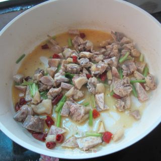 芹菜香芋炒鸡腿肉的做法步骤：8