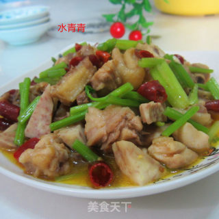 芹菜香芋炒鸡腿肉的做法步骤：9