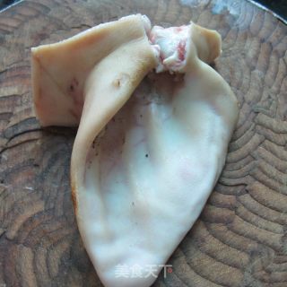 熏腊猪耳朵的做法步骤：1