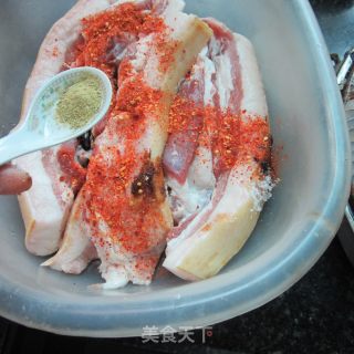 熏烤麻辣孜然腊肉的做法步骤：3