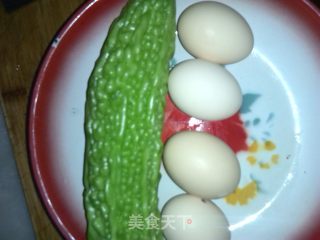 蛋炒苦瓜的做法步骤：1