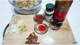 一个人的简易晚餐-下饭鱼仔酱的做法步骤：1