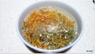一个人的简易晚餐-下饭鱼仔酱的做法步骤：3