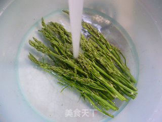 芦笋尖炒培根的做法步骤：2