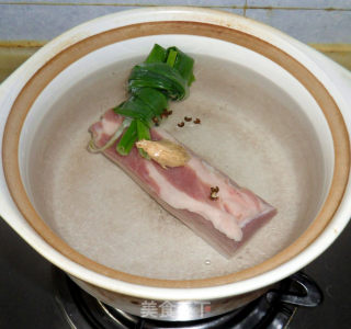蒜泥白肉的做法步骤：2
