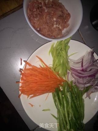 五彩炒肉丝的做法步骤：2