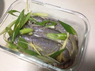 酱炖小黄鱼的做法步骤：1