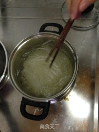 越南传统小吃~鸡汤河粉的做法步骤：4