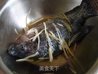 干烧鱼的做法步骤：1