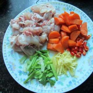 红萝卜炒鸡丁的做法步骤：1