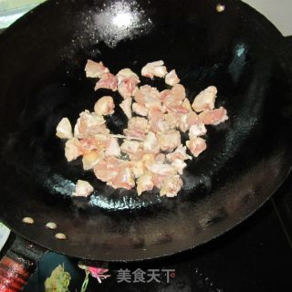 红萝卜炒鸡丁的做法步骤：2